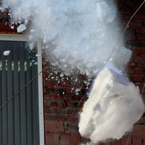 В Гае лавина снега снесла с крыши дома ограждение