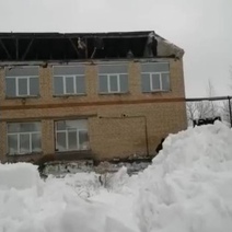Рухнувшую на сельской школе в Оренбуржье крышу обещают восстановить до конца каникул