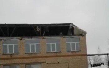 Рухнувшую на сельской школе в Оренбуржье крышу обещают восстановить до конца каникул
