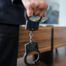 Житель Оренбургского района вытолкал полицейского за дверь и пнул в колено