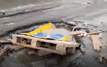 На улице Ташкентской ставшая уже притчей во языцех яма продолжает создавать опасность