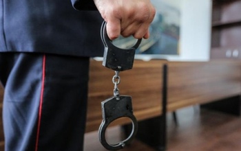 Житель Оренбургского района вытолкал полицейского за дверь и пнул в колено