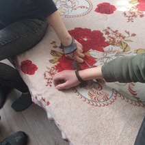 В Оренбурге две девушки заковали сами себя в наручники