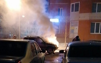 В Оренбурге возле многоэтажки вспыхнула Нива Шевроле