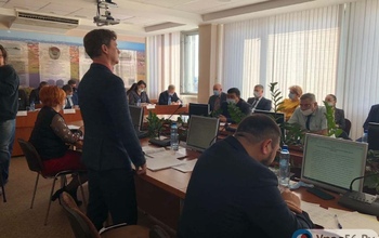В Орске экс-единоросс в знак протеста провел заседание депутатов стоя