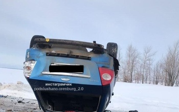 В Оренбуржье на трассе опрокинулся на крышу 