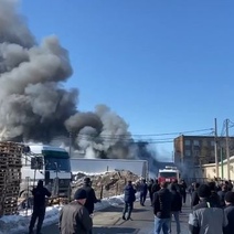 Сильный пожар тушат на складе на улице Лесозащитной в Оренбурге