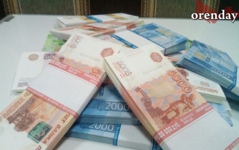 В Оренбурге 65-летняя женщина похитила почти 500 000 рублей, чтобы расплатиться с долгами