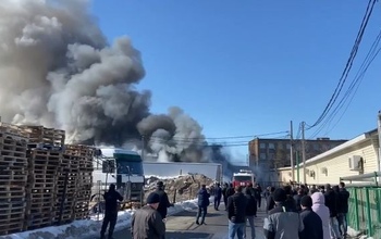 Сильный пожар тушат на складе на улице Лесозащитной в Оренбурге