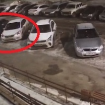 В Оренбурге ночью с балкона дома кто-то сбросил стул прямо на автомобиль