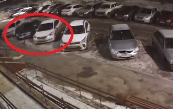 В Оренбурге ночью с балкона дома кто-то сбросил стул прямо на автомобиль