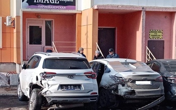 В Оренбурге водитель Nissan поиграл в боулинг с припаркованными во дворе машинами