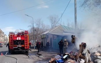 В Оренбурге в кузове грузовика на ходу загорелся мусор