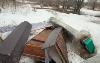 В Оренбурге на обочине дороги обнаружены пять гробов