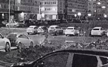 В Оренбурге неизвестные оторвали и унесли с собой зеркало от авто
