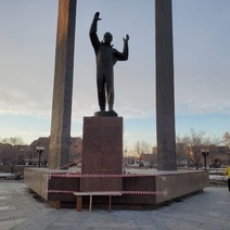 Поврежденный вандалами памятник Гагарину к празднику приводят в порядок