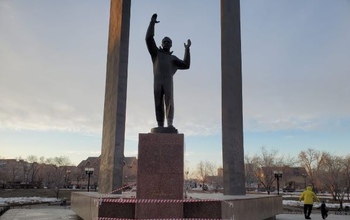 Поврежденный вандалами памятник Гагарину к празднику приводят в порядок