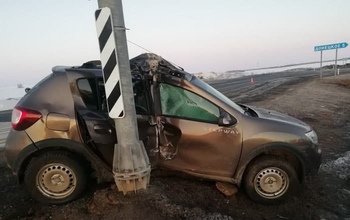 В Оренбуржье женщина уснула за рулем Renault Sandero и въехала в дорожный знак