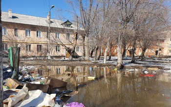 Пришла весна – «поплыли» мусорки: в Оренбуржье отходы мешают людям жить