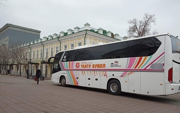 В Оренбурге театральный автобус припарковался прямо на пешеходной Советской