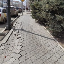 На улице Правды, отремонтированной в прошлом году, меняют плитку