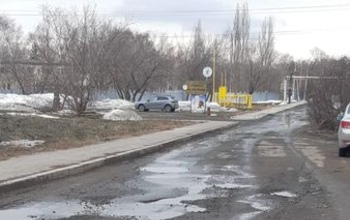 В Оренбурге у нескольких медучреждений наглухо разбита дорога