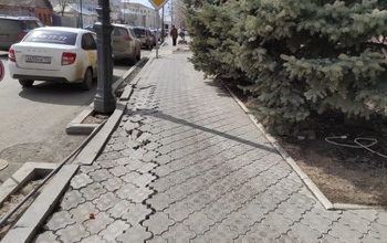 На улице Правды, отремонтированной в прошлом году, меняют плитку