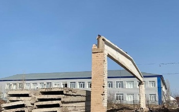В Октябрьском районе после вмешательства прокуратуры на территории школы снесли два опасных склада