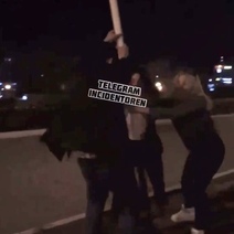 Оренбуржцев просят помочь установить личности вандалов, ломавших дорожные знаки