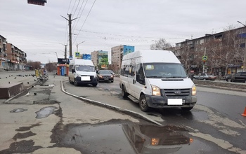 В Орске дорогу не поделили пассажирский микроавтобус и Mercedes