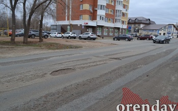 Наглухо разбитые дороги в Оренбурге по-прежнему не особо беспокоят чиновников