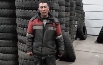 Поющий шиномонтажник так и не получил обещанный оренбургский пуховый платок
