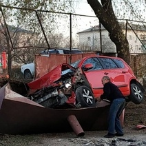 В Оренбурге потерявший сознание водитель снёс бетонную стену забора троллейбусного депо