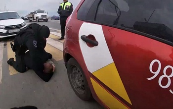 Полиция обнародовала видео задержания сбытчиков наркотиков в Оренбургской области (18+)
