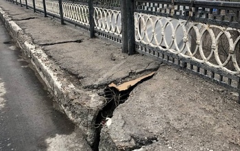 В Оренбурге на одном из мостов образовалась глубокая трещина