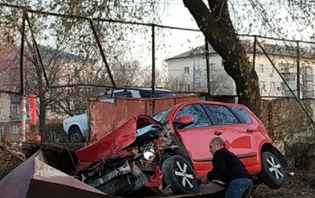 В Оренбурге потерявший сознание водитель снёс бетонную стену забора троллейбусного депо