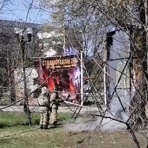 В сквере у Дома Советов сгорела инсталляция, которую монтировали ко Дню Победы