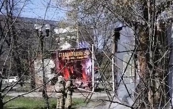 В сквере у Дома Советов сгорела инсталляция, которую монтировали ко Дню Победы