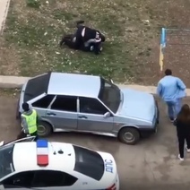 В Оренбурге пьяный мужчина с топором наводил страх на детской площадке (18+)