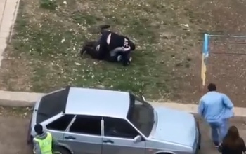 В Оренбурге пьяный мужчина с топором наводил страх на детской площадке (18+)