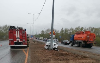 В Оренбуржье, въехав в столб, погиб водитель автомобиля Datsun