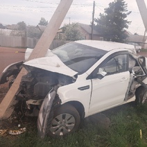 В Тоцком водитель иномарки на скорости снёс два столба