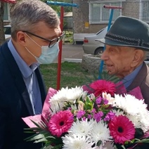 Концерт для ветерана: фронтовиков Оренбурга поздравляют прямо во дворах