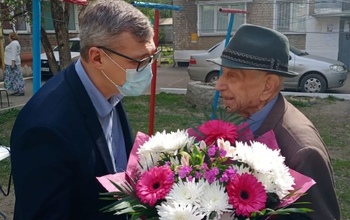 Концерт для ветерана: фронтовиков Оренбурга поздравляют прямо во дворах