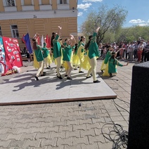 В Оренбурге 9 мая дети выступали на сцене с дырой