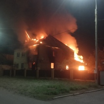 В Ростошах пожарные более трех часов тушили горящий дом