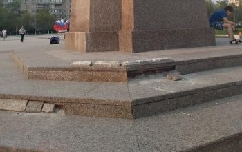 В Оренбурге рассыпается памятник Герою России Александру Прохоренко
