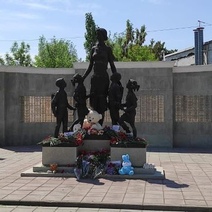 Эхо трагедии в Казани: оренбуржцы несут цветы к памятнику учительнице