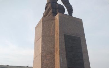 Разрушающийся постамент памятника Герою Прохоренко обещают отремонтировать