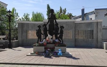 Эхо трагедии в Казани: оренбуржцы несут цветы к памятнику учительнице